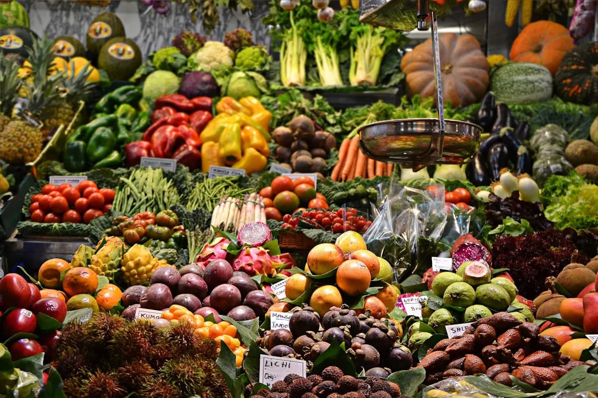 Mercado lleno de productos frescos