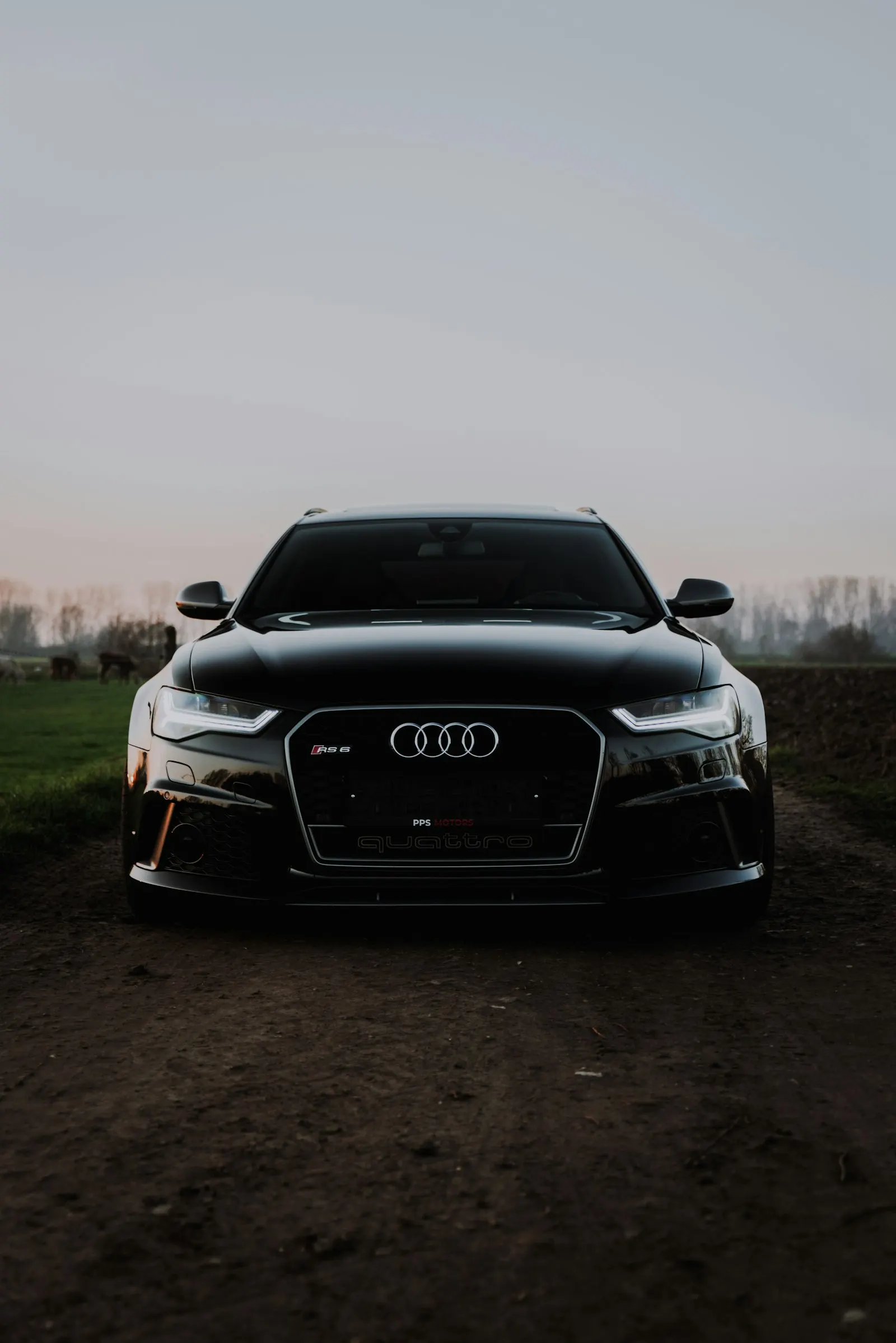 Audi RS negro de frente en la penumbra